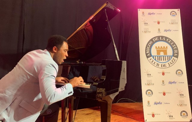 Dayramir González llena el Casino de Águilas de jazz y alma cubana