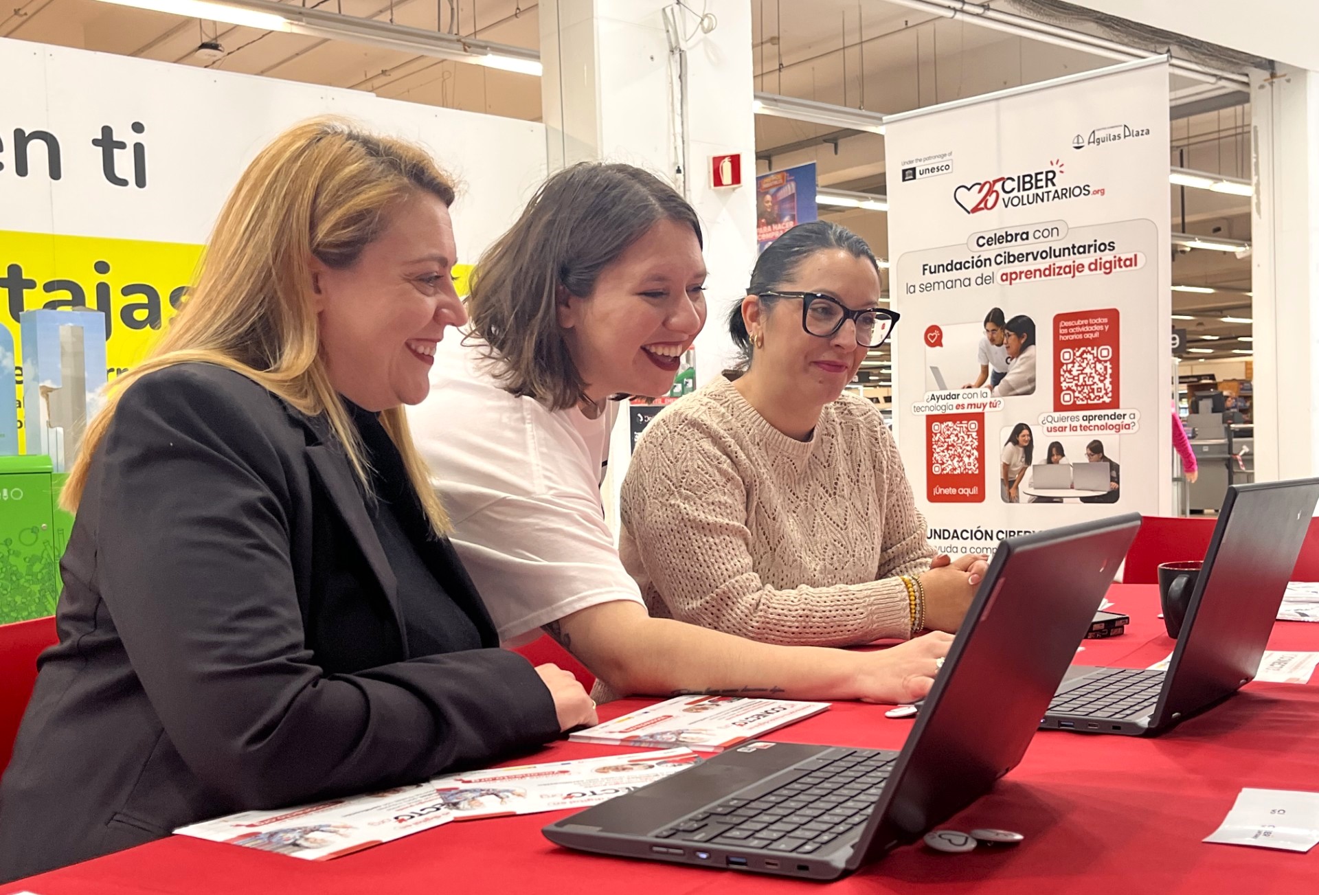 Fundación Cibervoluntarios y centro comercial Águilas Plaza acercan la tecnología a la ciudadanía por el Día del Aprendizaje Digital