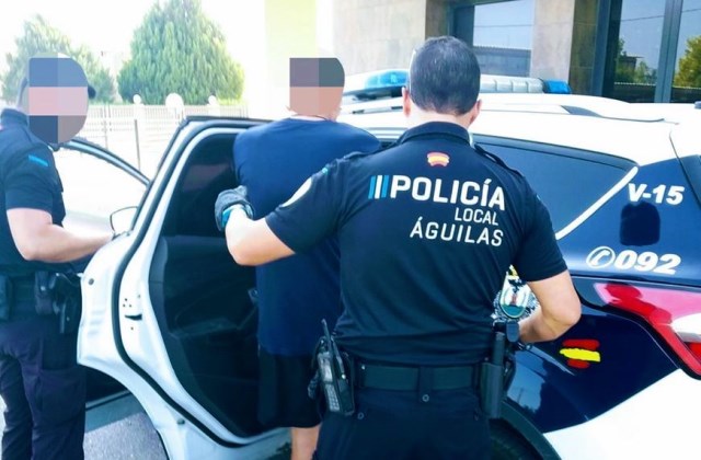 Dos detenidos en Águilas por un presunto robo con violencia para sustraer un teléfono móvil