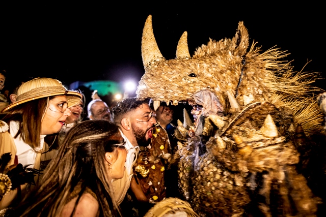 Lorenzo Sánchez se transforma en un espectacular rinoceronte en la Suelta de la Mussona del Carnaval de Águilas