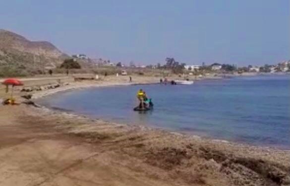 Una nueva patera ha llegado hoy sábado a la Playa de La Cola con más de una docena de inmigrantes a bordo 