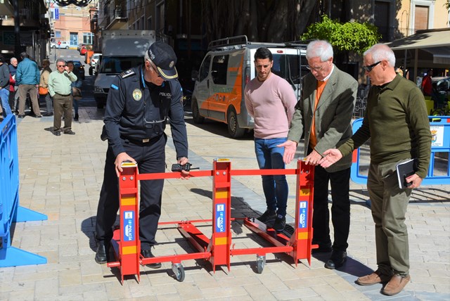 La Policía Local de Águilas pone en marcha un sistema de blindaje de calles para garantizar la máxima seguridad en Carnaval