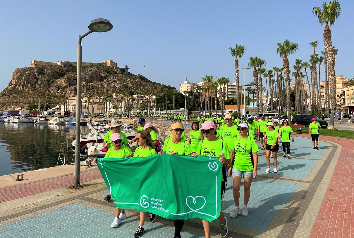 Águilas vivió una multitudinaria marcha verde contra el cáncer