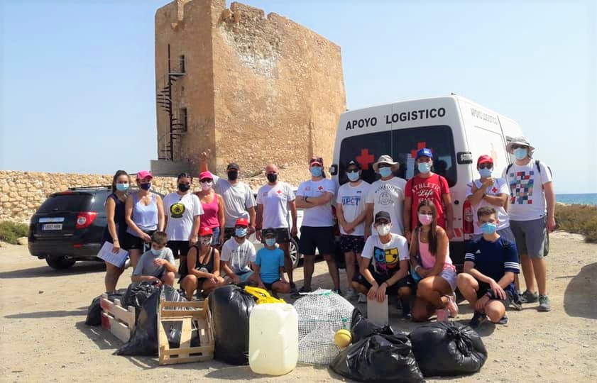 Voluntarios de Cruz Roja en Águilas llevan a cabo una jornada de limpieza y catalogación en Cope