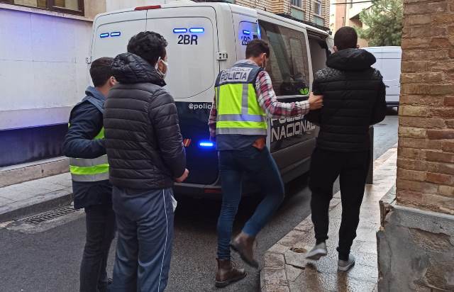 La Policía Nacional detiene a dos personas responsables de trayectos en patera desde la costa de África a la murciana 