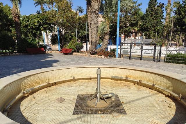 Vox Águilas denuncia la falta de limpieza de la Plaza de Alfonso Escámez y propone la instalación de un aseo público en la zona 