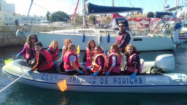 Los alumnos del programa Ecoescuelas Litorales realizan una jornada de “pesca de plásticos” en la bahía de Águilas