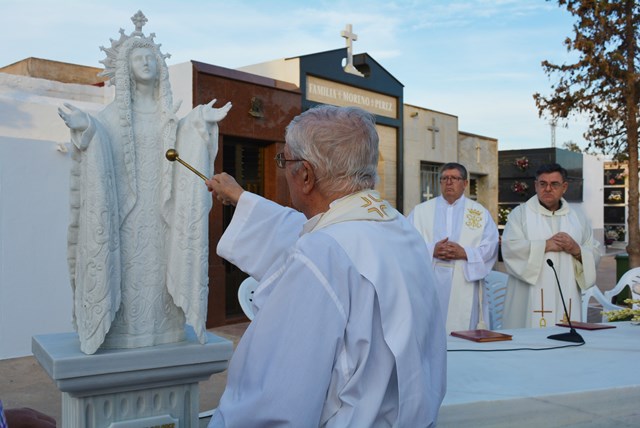 La imagen de la Patrona de Águilas preside la plaza Virgen de los Dolores del cementerio municipal