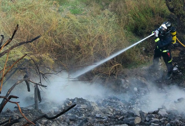 Bomberos han apagado esta madrugada un incendio forestal en la Majada del Moro en Águilas 