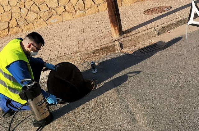 El Ayuntamiento pone en marcha una campaña de desinsectación y desratización de la red de alcantarillado de Águilas