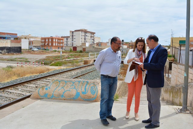 Comienza la segunda fase de limpieza y mejora de la vía férrea a su paso por Águilas