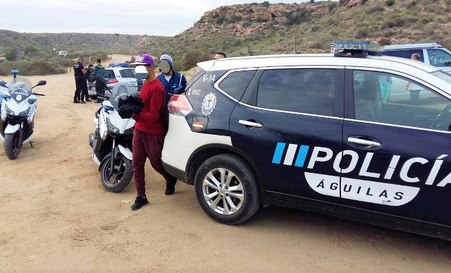 Una patera con 15 inmigrantes toma tierra junto a la Torre de Cope en Águilas 