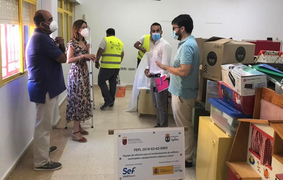 Miembros del Programa de Empleo Público Local realizan trabajos de pintura en el colegio Joaquín Tendero  