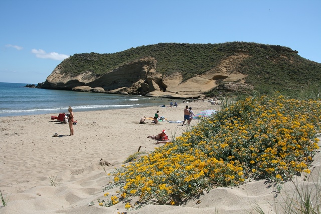  Sanidad recomienda extremar las medidas de distanciamiento social y la higiene en las playas