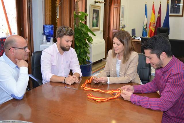  Recepción oficial de la alcaldesa de Águilas y el edil de Deportes al campeón de España de tiro con arco