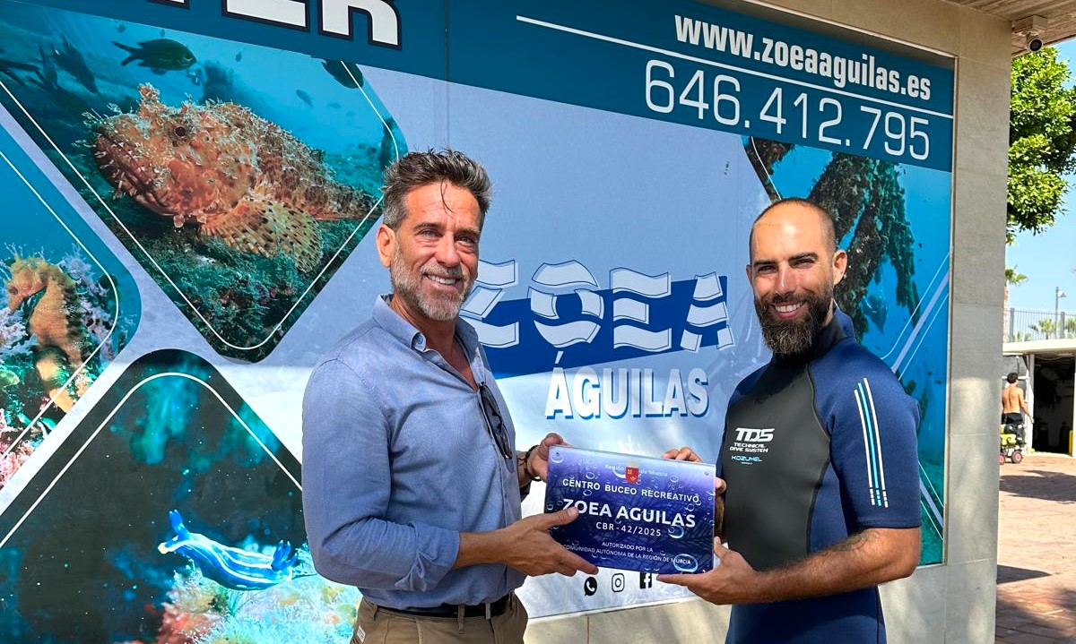 El Club de Buceo Zoea de Águilas recibe la placa que acreditativa el cumplimiento de todos los requisitos de seguridad y calidad exigidos por la normativa regional