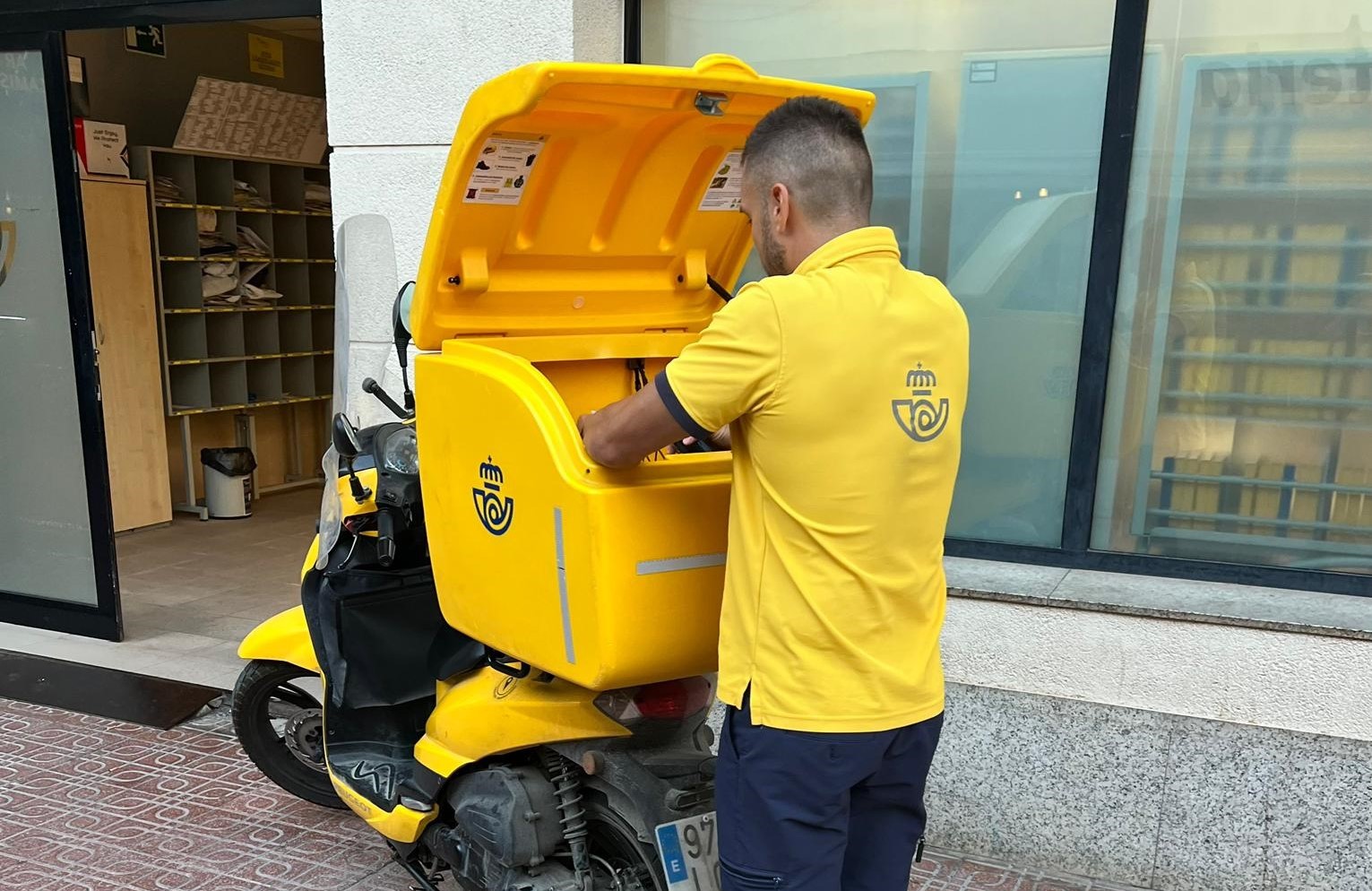 La oficina de Correos en Águilas abrirá mañana y el próximo sábado para agilizar el proceso de voto por correo