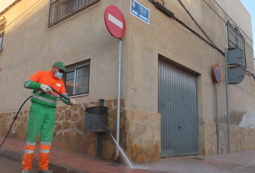 El Ayuntamiento lleva a cabo una actuación de limpieza en profundidad en la zona del “Cementerio Viejo”