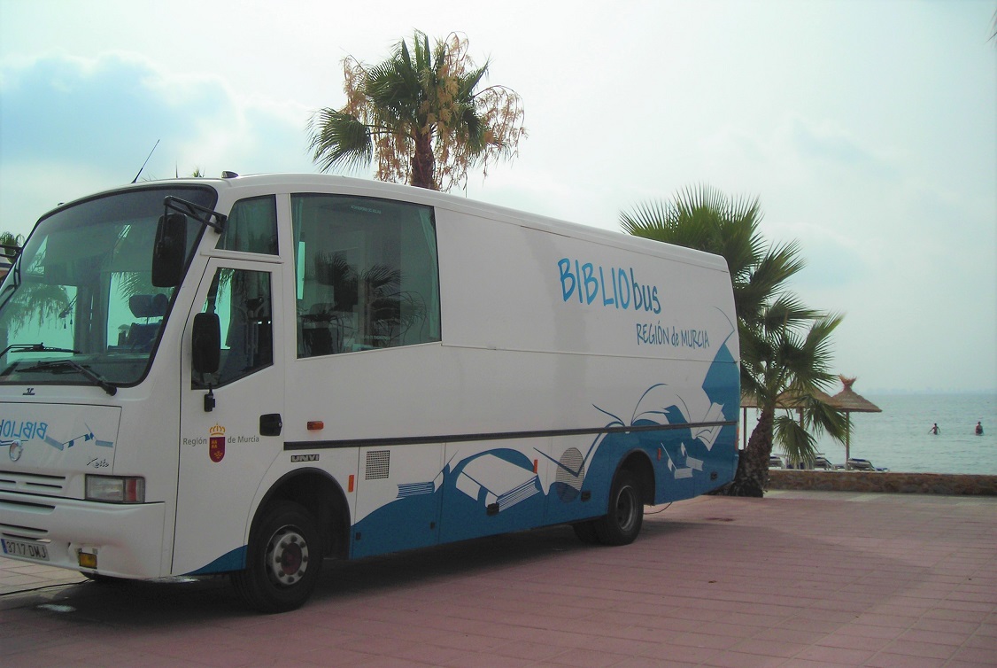 El bibliobús de la Biblioteca Regional estará todos los lunes de verano en Calabardina