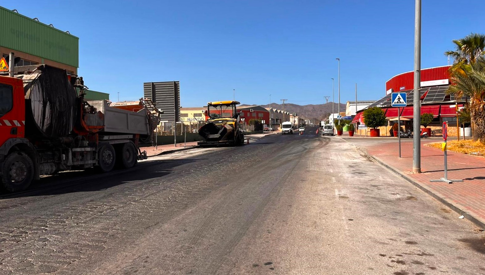 El Ayuntamiento retoma los trabajos del Plan de Asfaltado en la avenida José Jiménez Ruano