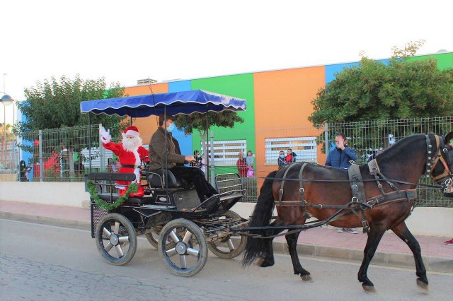 La Escuela Infantil Colorín Colorado recibe a Papá Noel, tras una llamativa aparición en carro de caballos 