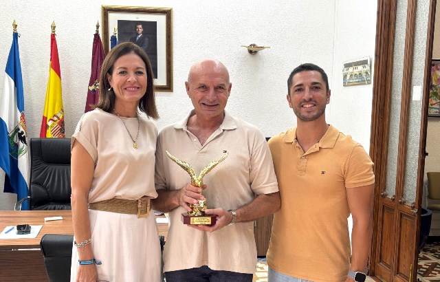 El Ayuntamiento de Águilas rinde homenaje a Bartolomé Gómez, patrón de la embarcación desde la que durante treinta años se ha celebrado la cucaña