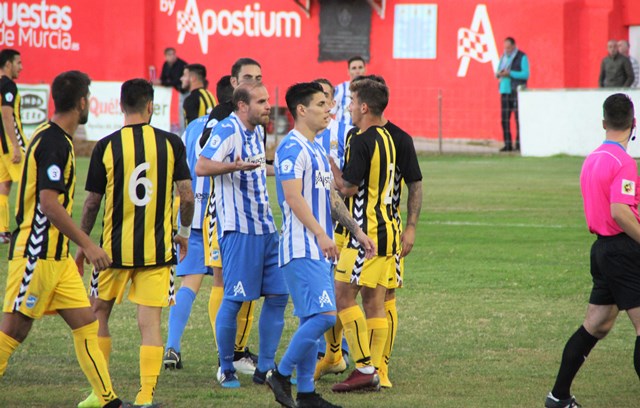 El Águilas y el Lorca llenan de buen fútbol el estadio de El Rubial en un partido que quedó en tablas   