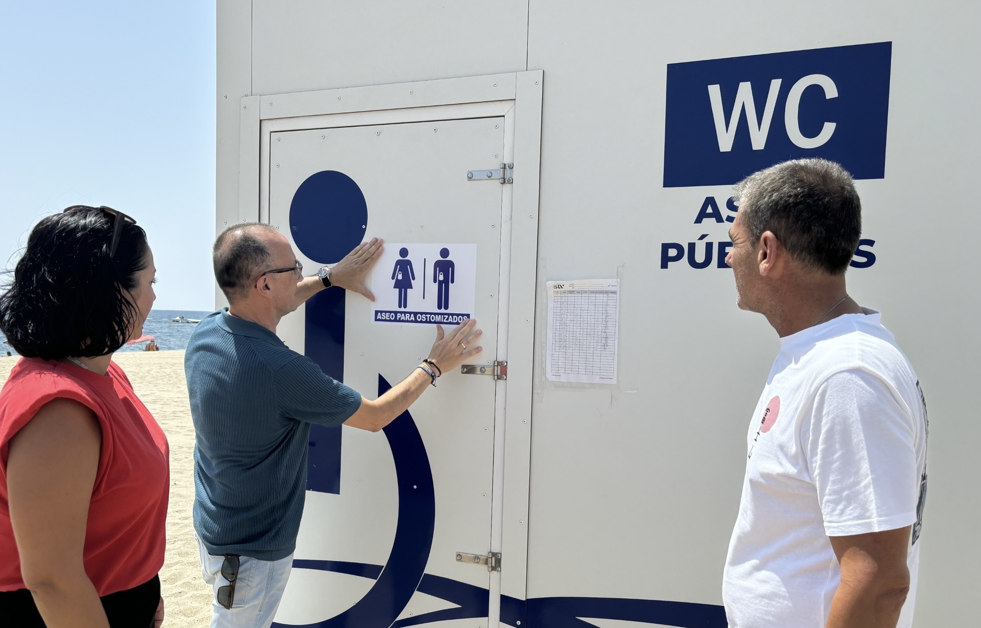 La playa de Poniente de Águilas cuenta ya con un baño adaptado para personas ostomizadas