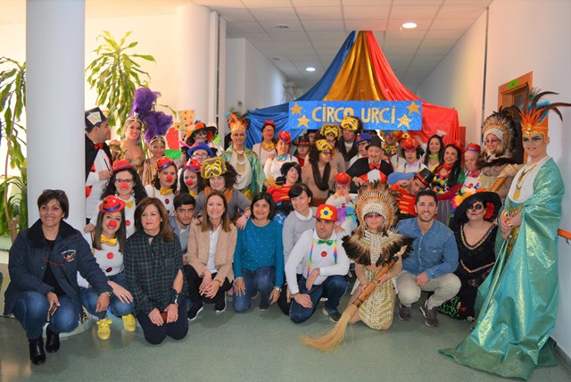 El Centro Ocupacional Urci entrega a los personajes del Carnaval de Águilas los cascarones para las batallas de Don Carnal y Doña Cuaresma 