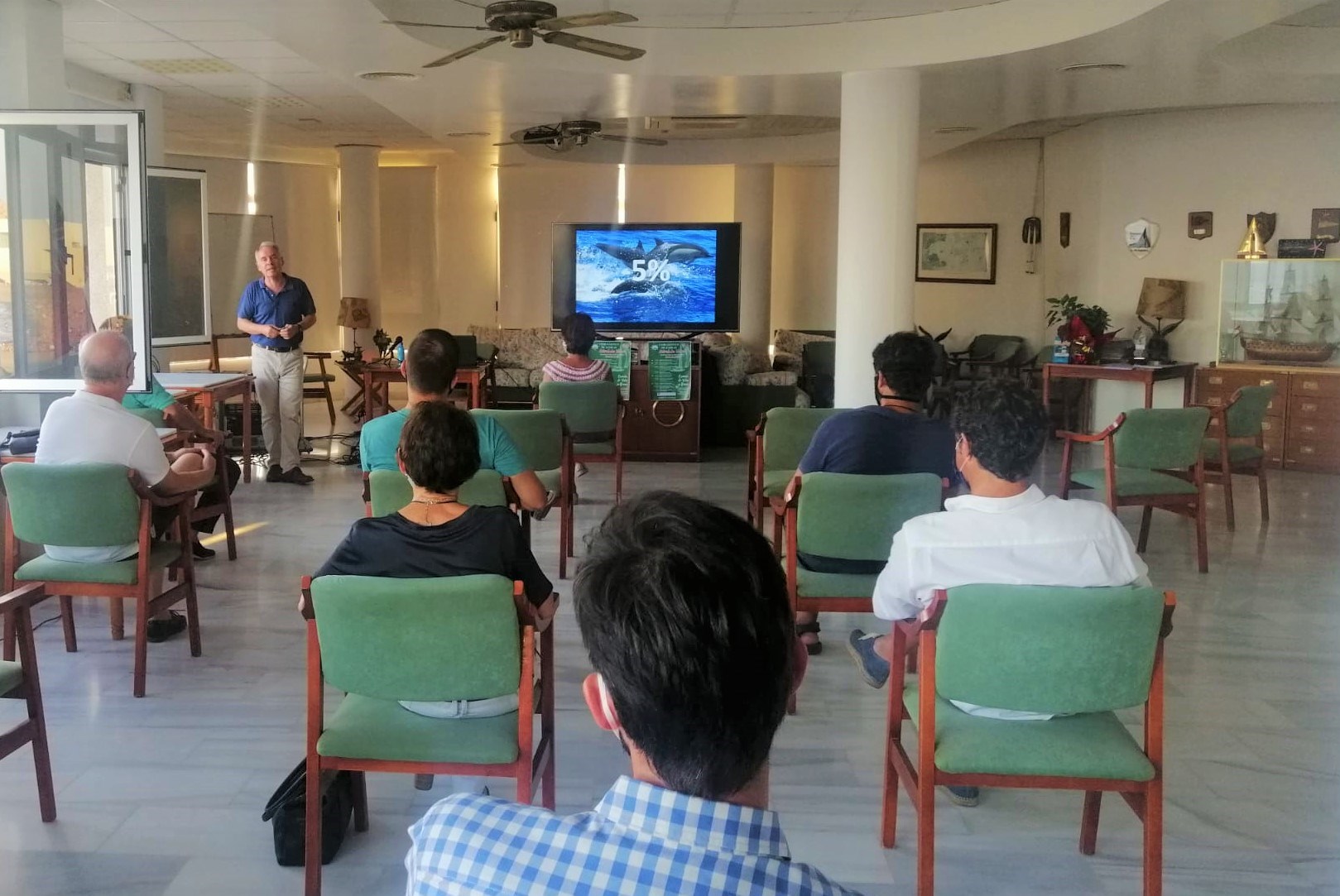 El salón social del Club Náutico de Águilas acogió ayer una interesante conferencia sobre las basuras marinas