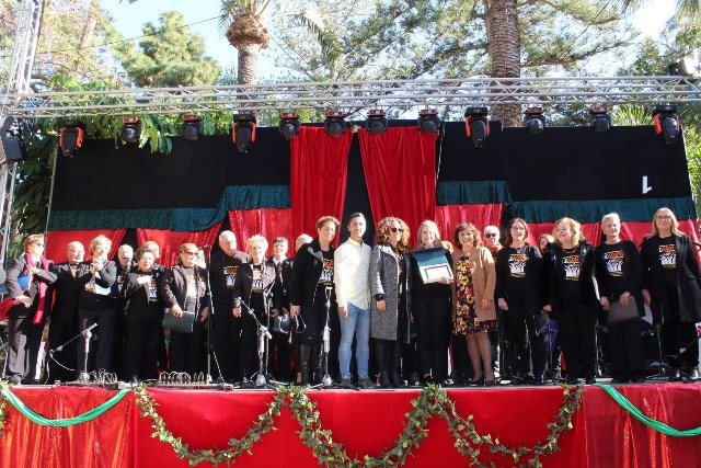 El Encuentro de Corales en Navidad reúne a cuatro agrupaciones sobre el escenario de la Plaza de España de Águilas 