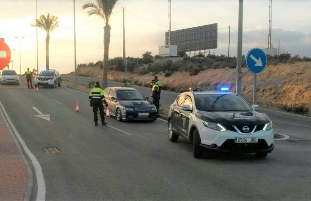 Águilas cierra todas las entradas y salidas del casco urbano para evitar la llegada de ciudadanos con segunda residencia 