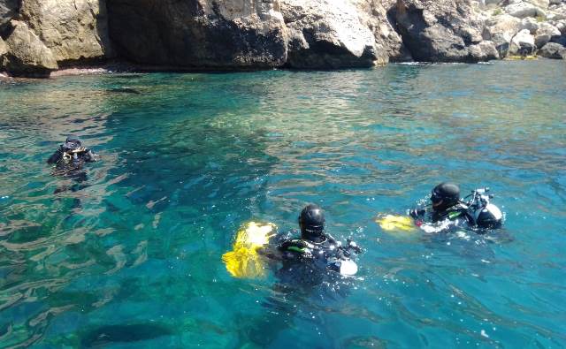 La Armada verifica que el patrimonio arqueológico subacuático de Águilas está bien protegido