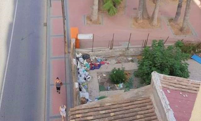  Vox denuncia problemas de salubridad pública en una casa abandonada situada junto al Centro de Salud Águilas Sur