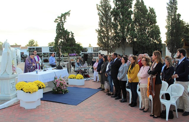  Medio millar de personas asisten a la misa celebrada en el Cementerio de Águilas en memoria de los Fieles Difuntos 