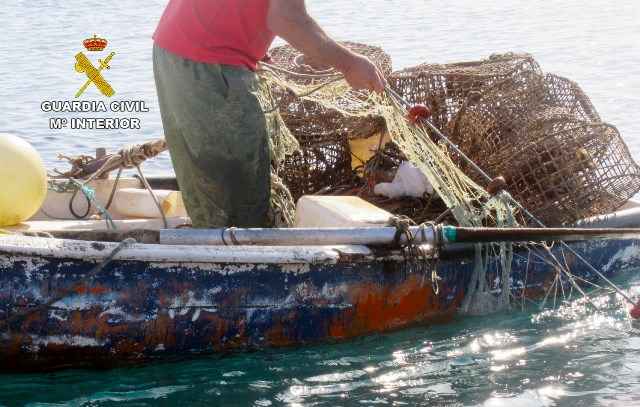 La Guardia Civil sorprende a un pescador furtivo en la bahía de Águilas