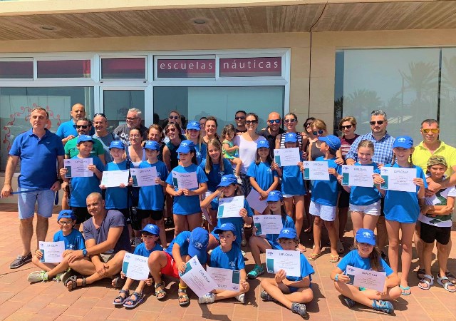 El Club de Vela Juan Montiel de Águilas celebra la clausura del curso con la tradicional entrega de diplomas a los alumnos participantes