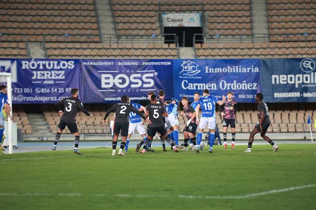 El Águilas saca un empate de mucho mérito ante el Xerez, en un partido accidentado desde dos horas antes de su comienzo