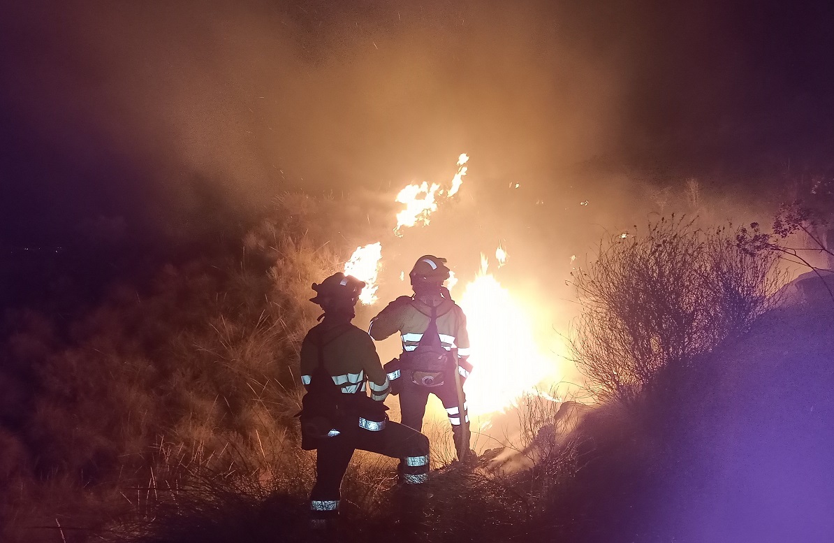 Efectivos del Plan Infomur trabajan en la extinción de un incendio forestal, ya controlado, declarado anoche en la Sierra de La Carrasquilla de Lorca