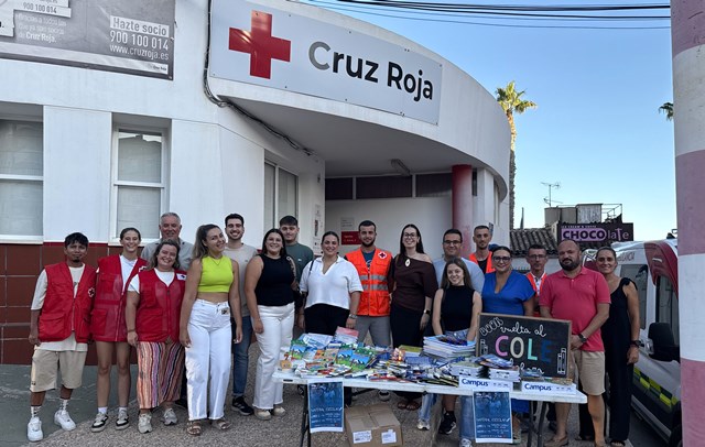 Nuevas Generaciones entrega a Cruz Roja Águilas el material escolar recogido en su campaña