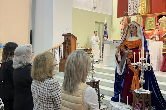 El Paso Morado celebra su tradicional acto de veneración a María Santísima de la Soledad