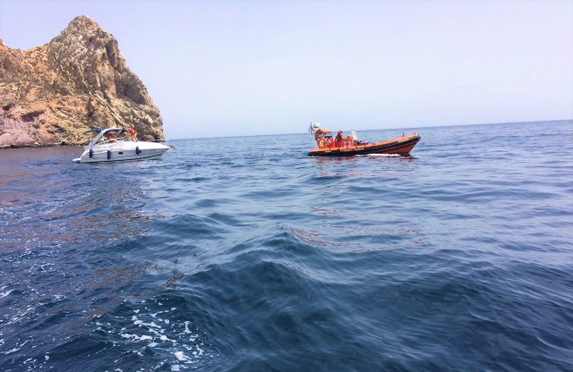 Una embarcación de salvamento del Plan Copla traslada al puerto de Águilas un barco averiado frente a la Isla del Fraile 