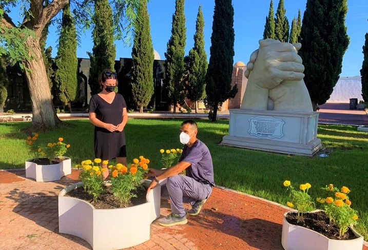 El cementerio de Águilas se somete a labores de limpieza y jardinería para mejorar su imagen  