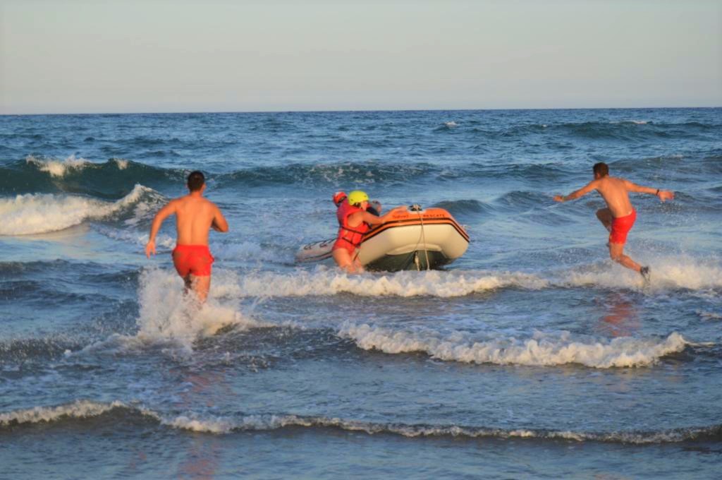 Rescate múltiple de una familia en la playa aguileña de La Higuerica  