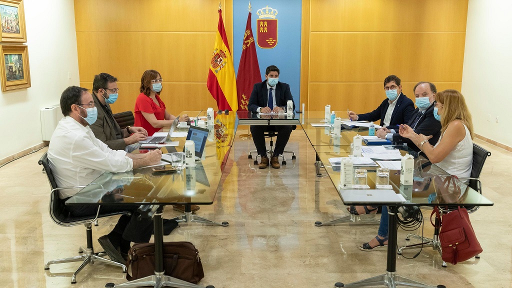 El Gobierno regional limita a 15 el número de personas en reuniones de todo tipo y prohíbe el ocio nocturno en el interior de los locales