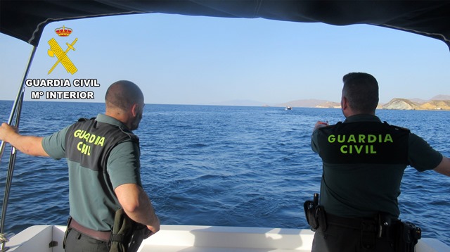La Guardia Civil investiga en Águilas a un pescador sin autorización por sentencia judicial