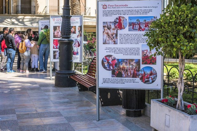 Exposición abierta sobre la Semana Santa de Águilas en la Plaza de España