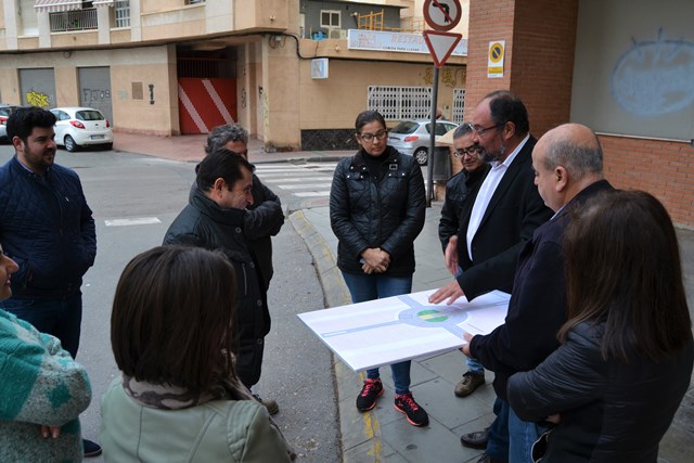 El Ayuntamiento de Águilas presenta el proyecto de reacondicionamiento de la Plaza Juan XXIII a los vecinos de la zona 