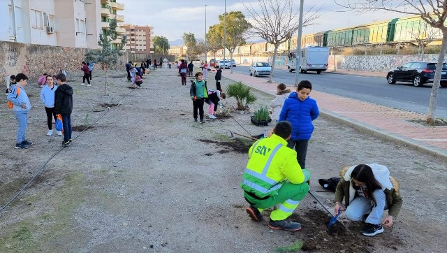 Los alumnos del Programa ECOescuelas Litorales llevan a cabo la plantación de más de un centenar de árboles en Águilas