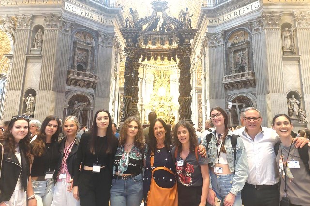 Un grupo del IES Rey Carlos III de Águilas coincide en Roma con la primera fumata negra para la elección del nuevo Papa